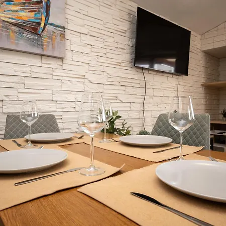 Dalmatino Apartment *